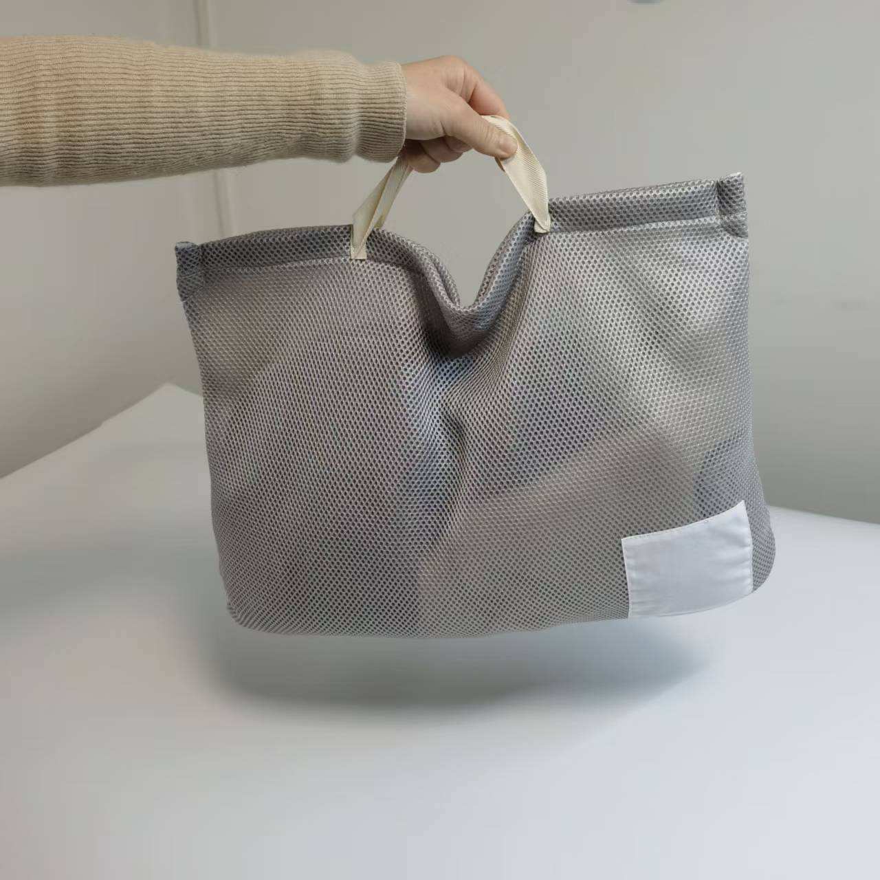 Gray Mesh Faux Leather Trim Laundry Bag – Handheld Breathable Mesh Storage Bag for Underwear & Daily Washing Matching